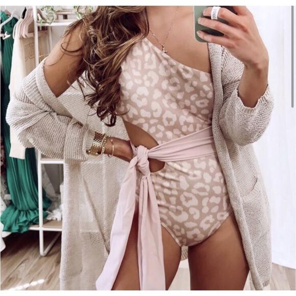 Pink Lily Boutique One Piece Womens Swim Suit leopard One Shoulder Tie‎ Sz Small - Picture 2 of 10